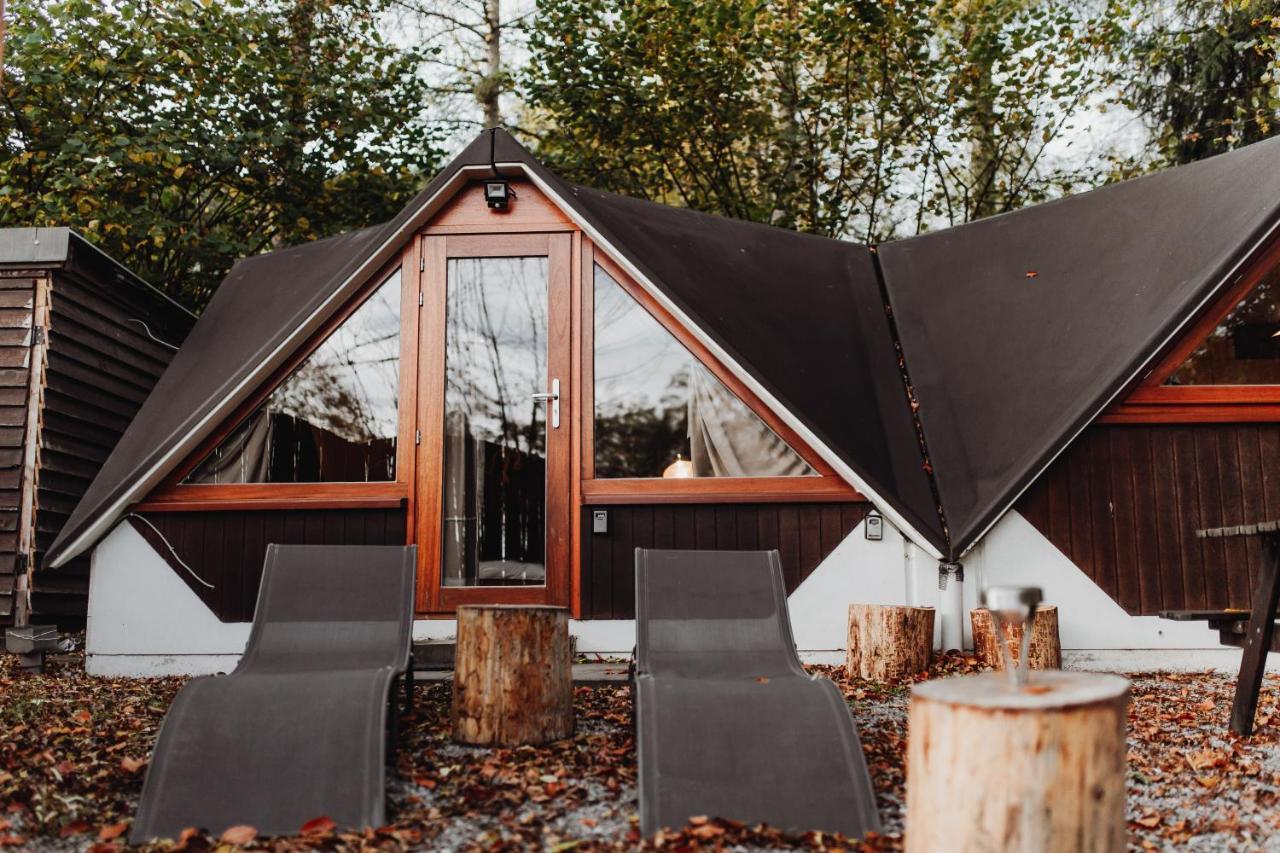 Chalet Tropical Avec Bain A Bulles - In The Woods Gesves Exterior photo